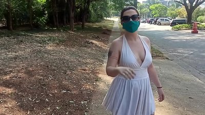 Noethni cyhoeddus: mae merch o Rwsia yn ceisio tynnu ei dillad ar strydoedd Rio de Janeiro. Bu bron iddi gael ei harestio.